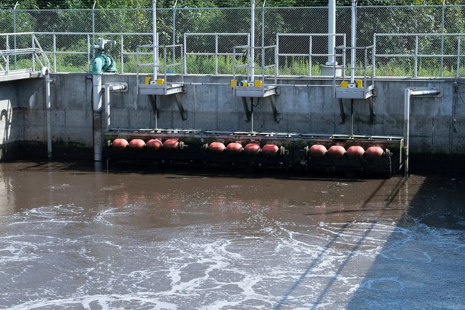 Treatment basin with floating aeration equipment